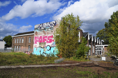 900379 Gezicht op de vroegere wagenmakerij van de Nederlandse Spoorwegen (2e Daalsedijk 6) te Utrecht.